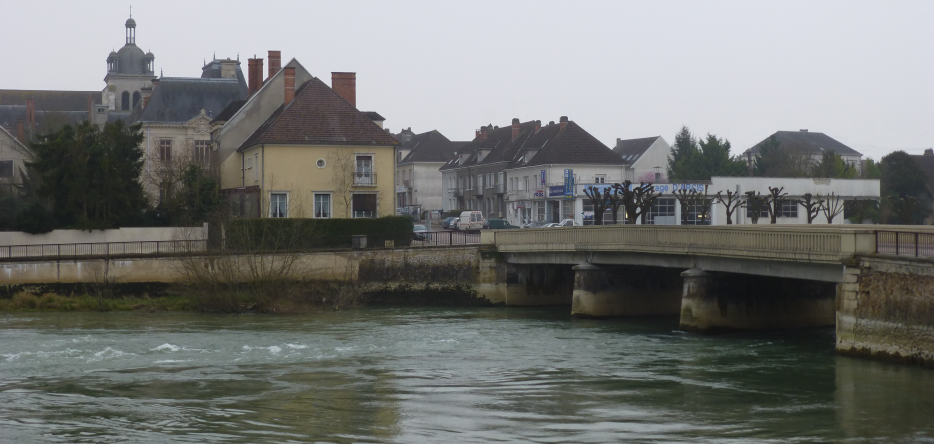 The center of Arcis-sur-Aube seen from the right (north) bank