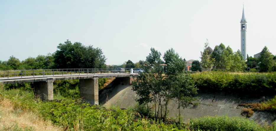 The Arcole bridge over the Alpone stream, as seen in 2013