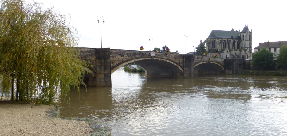 The bridge over the river Yonne in Montereau
