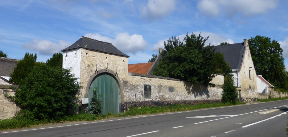 La ferme de la Haye-Sainte vue depuis la chaussée de Charleroi